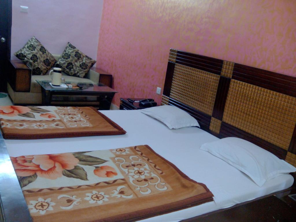 Hotel Rest Inn Lucknow Room photo